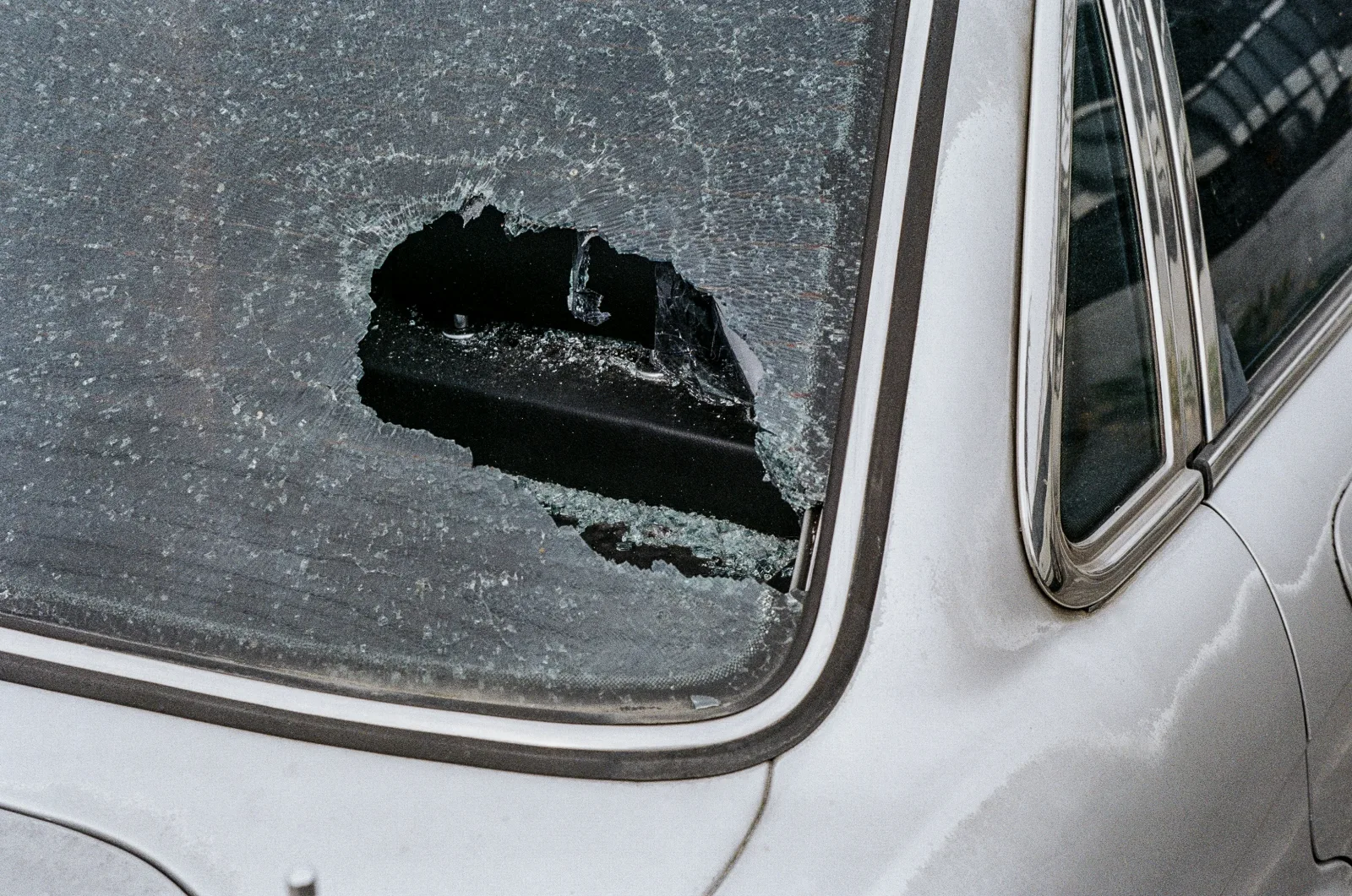 Durch Hagel zerstörte Autoscheibe nach dem Unwetter vom 28.08.2026 im Raum Marbach am Neckar